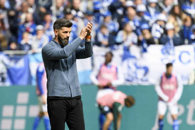 Trainer Miron Muslic (FC Schalke) gestikuliert waehrend des spiels der 2. Bundesliga zwischen FC Schalke 04 und Karlsruher SC, Veltins-Arena am 05. April 2026 in Gelsenkirchen, Deutschland. (Foto von Max Maiwald DeFodi Images) +++ Trainer Miron Muslic (FC Schalke) gestures during the 2. Bundesliga match between FC Schalke 04 and Karlsruher SC at Veltins-Arena on April 5, 2026 in Gelsenkirchen, Germany. (Photo by Max Maiwald DeFodi Images) (Photo by Max Maiwald DeFodi Images) -