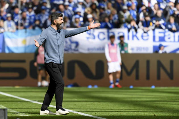 Trainer Miron Muslic (FC Schalke) gestikuliert waehrend des spiels der 2. Bundesliga zwischen FC Schalke 04 und Karlsruher SC, Veltins-Arena am 05. April 2026 in Gelsenkirchen, Deutschland. (Foto von Max Maiwald DeFodi Images) +++ Trainer Miron Muslic (FC Schalke) gestures during the 2. Bundesliga match between FC Schalke 04 and Karlsruher SC at Veltins-Arena on April 5, 2026 in Gelsenkirchen, Germany. (Photo by Max Maiwald DeFodi Images) (Photo by Max Maiwald DeFodi Images) -