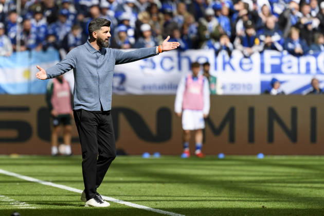 Trainer Miron Muslic (FC Schalke) gestikuliert waehrend des spiels der 2. Bundesliga zwischen FC Schalke 04 und Karlsruher SC, Veltins-Arena am 05. April 2026 in Gelsenkirchen, Deutschland. (Foto von Max Maiwald DeFodi Images) +++ Trainer Miron Muslic (FC Schalke) gestures during the 2. Bundesliga match between FC Schalke 04 and Karlsruher SC at Veltins-Arena on April 5, 2026 in Gelsenkirchen, Germany. (Photo by Max Maiwald DeFodi Images) (Photo by Max Maiwald DeFodi Images) -