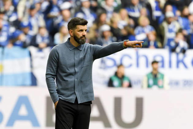 Trainer Miron Muslic (FC Schalke) gestikuliert waehrend des spiels der 2. Bundesliga zwischen FC Schalke 04 und Karlsruher SC, Veltins-Arena am 05. April 2026 in Gelsenkirchen, Deutschland. (Foto von Max Maiwald DeFodi Images) +++ Trainer Miron Muslic (FC Schalke) gestures during the 2. Bundesliga match between FC Schalke 04 and Karlsruher SC at Veltins-Arena on April 5, 2026 in Gelsenkirchen, Germany. (Photo by Max Maiwald DeFodi Images) (Photo by Max Maiwald DeFodi Images) -