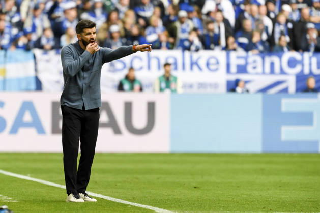 Trainer Miron Muslic (FC Schalke) gestikuliert waehrend des spiels der 2. Bundesliga zwischen FC Schalke 04 und Karlsruher SC, Veltins-Arena am 05. April 2026 in Gelsenkirchen, Deutschland. (Foto von Max Maiwald DeFodi Images) +++ Trainer Miron Muslic (FC Schalke) gestures during the 2. Bundesliga match between FC Schalke 04 and Karlsruher SC at Veltins-Arena on April 5, 2026 in Gelsenkirchen, Germany. (Photo by Max Maiwald DeFodi Images) (Photo by Max Maiwald DeFodi Images) -