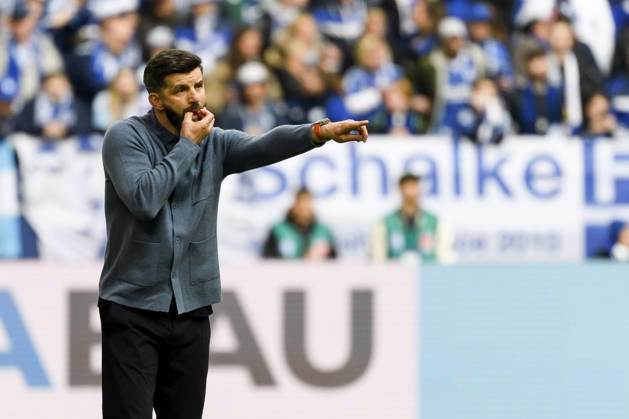 Trainer Miron Muslic (FC Schalke) gestikuliert waehrend des spiels der 2. Bundesliga zwischen FC Schalke 04 und Karlsruher SC, Veltins-Arena am 05. April 2026 in Gelsenkirchen, Deutschland. (Foto von Max Maiwald DeFodi Images) +++ Trainer Miron Muslic (FC Schalke) gestures during the 2. Bundesliga match between FC Schalke 04 and Karlsruher SC at Veltins-Arena on April 5, 2026 in Gelsenkirchen, Germany. (Photo by Max Maiwald DeFodi Images) (Photo by Max Maiwald DeFodi Images) -
