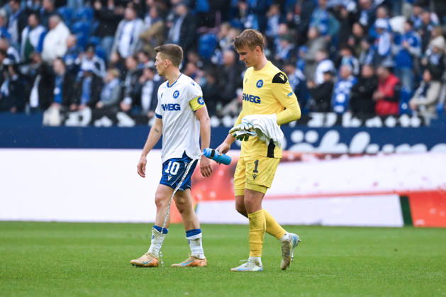 Torwart Hans Christian Bernat (Karlsruher SC), Marvin Wanitzek (Karlsruher SC), v.re. nach dem Spiel 05.04.2026, Fussball 2. Bundesliga, Saison 2025 2026, 28. Spieltag, FC Schalke 04 - Karlsruher SC 1:0 DFL regulations prohibit any use of photographs as image sequences and or quasi-video Gelsenkirchen Veltins Arena Nordrhein Westfalen Deutschland