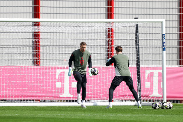Manuel Neuer (FC Bayern Muenchen, 01) mit Jonas Urbig (FC Bayern Muenchen, 40), GER, Abschlusstraining, FC Bayern Muenchen, Fussball, UEFA Champions League, Viertelfinale, Hinspiel, Saison 2025 2026, 06.04.2026, GER, Abschlusstraining, FC Bayern Muenchen, Fussball, UEFA Champions League, Viertelfinale, Hinspiel, Saison 2025 2026, 06.04.2026 Muenchen Copyright: xEibner-Pressefoto JennixMaulx EP_JML