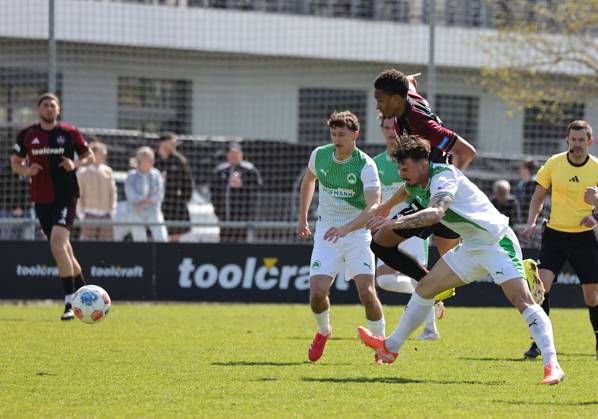 06.04.2026 - Fussball - Saison 2025 2026 - Regionalliga Bayern - 27. Spieltag: 1. FC Nürnberg FCN II ( Club ) - SpVgg Greuther Fürth II (Kleeblatt U23 ) - DaMa - xdaxmax - Noah König Koenig (4, SpVgg Greuther Fürth II ) Noah Maboulou (37, 1. FC Nürnberg FCN II )
