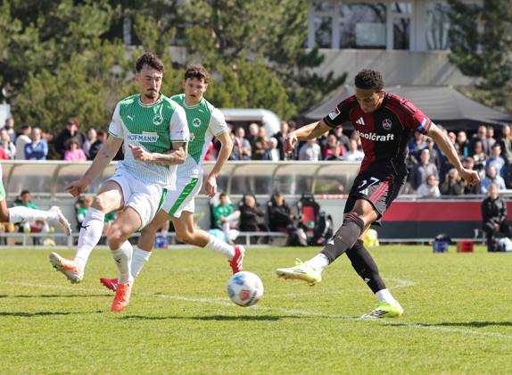 06.04.2026 - Fussball - Saison 2025 2026 - Regionalliga Bayern - 27. Spieltag: 1. FC Nürnberg FCN II ( Club ) - SpVgg Greuther Fürth II (Kleeblatt U23 ) - DaMa - xdaxmax - Noah Maboulou (37, 1. FC Nürnberg FCN II ) mit Torschuss