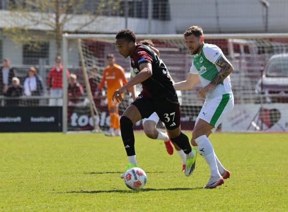 06.04.2026 - Fussball - Saison 2025 2026 - Regionalliga Bayern - 27. Spieltag: 1. FC Nürnberg FCN II ( Club ) - SpVgg Greuther Fürth II (Kleeblatt U23 ) - DaMa - xdaxmax - Noah Maboulou (37, 1. FC Nürnberg FCN II ) Yannick Scholz (14, SpVgg Greuther Fürth II )
