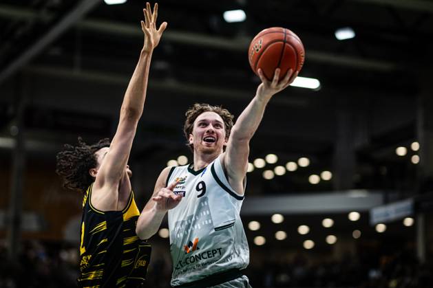 Marco Hollersbacher (Gladiators Trier) im Zweikampf mit Lenny Anigbata (MHP Riesen Ludwigsburg), Vet Concept Gladiators Trier vs MHP Riesen Ludwigsburg, Basketball, easyCredit BBL, 28. Spieltag, Saison 2025 2026, 06.04.2026 Vet Concept Gladiators Trier vs MHP Riesen Ludwigsburg, Basketball, easyCredit BBL, 28. Spieltag, Saison 2025 2026, 06.04.2026 Copyright: xEibner-Pressefoto AlexanderxNeisx EP_ANS