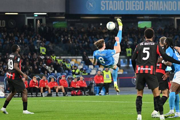 Foto IPP Felice De Martino Napoli 06 04 2026 Calcio Campionato serie A 2025-2026 Napoli - Milan Nella foto: Scott McTominay in rovesciata Italy Photo Press World Copyright Napoli italy Italia ITALY Copyright: xR4924_italyphotopressx