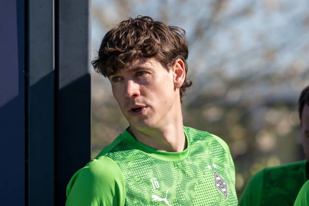 Philipp Sander (Borussia Moenchengladbach, 16) kommt auf den Platz. Oeffentliches Training Borussia Moenchengladbach auf dem Trainingsgelaende am Borussia Park, 1. Bundesliga, Fussball, Saison 2025 2026, 07.04.2026 Training Borussia Moenchengladbach, 1. Bundesliga, Saison 2025 2026, 07.04.2026 Moenchengladbach Copyright: xEibner-Pressefoto ThomasxHaeslerx EP_THR