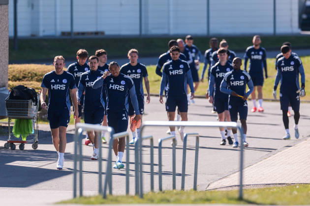 08.04.2026, Fussball, Training des FC Schalke 04. Die Spieler des S04 gehen zum Training. Gelsenkirchen Trainingsgelände FC Schalke 04 NRW Deutschland xRHR-FOTO YYx Copyright: RHR-FOTOx RHR-FOTO YY