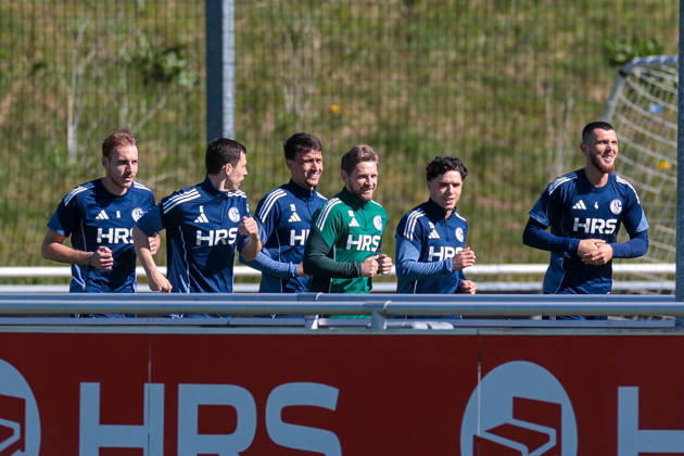 08.04.2026, Fussball, Training des FC Schalke 04. v. l. Timo Becker (FC Schalke 04), Ron Schallenberg (FC Schalke 04), Dejan Ljubicic (FC Schalke 04), Reha-Trainer Marc Thum (FC Schalke 04), Soufiane El-Faouzi (FC Schalke 04), Hasan Kurucay (FC Schalke 04) trainieren individuell. Gelsenkirchen Trainingsgelände FC Schalke 04 NRW Deutschland xRHR-FOTO YYx Copyright: RHR-FOTOx RHR-FOTO YY