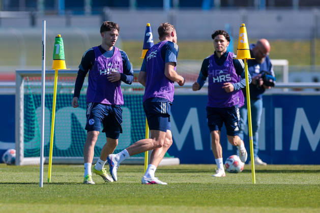 08.04.2026, Fussball, Training des FC Schalke 04. v. l. Vitalie Becker (FC Schalke 04), Timo Becker (FC Schalke 04), Soufiane El-Faouzi (FC Schalke 04). Gelsenkirchen Trainingsgelände FC Schalke 04 NRW Deutschland xRHR-FOTO YYx Copyright: RHR-FOTOx RHR-FOTO YY