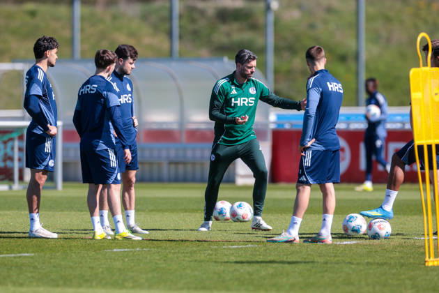 08.04.2026, Fussball, Training des FC Schalke 04. Co-Trainer Tim Hoogland (FC Schalke 04) gibt Anweisungen. Gelsenkirchen Trainingsgelände FC Schalke 04 NRW Deutschland xRHR-FOTO YYx Copyright: RHR-FOTOx RHR-FOTO YY