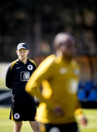 ZEIST - National coach Arjan Veurink during a training session in preparation for the World Cup qualifiers against France. KOEN VAN WEEL ANP xVIxANPxSportx xxANPxIVx 555271474 originalFilename: 555271474