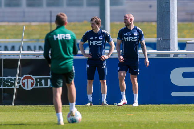 08.04.2026, Fussball, Training des FC Schalke 04. v. l. Finn Porath (FC Schalke 04), Tomas Kalas (FC Schalke 04). Gelsenkirchen Trainingsgelände FC Schalke 04 NRW Deutschland xRHR-FOTO YYx Copyright: RHR-FOTOx RHR-FOTO YY