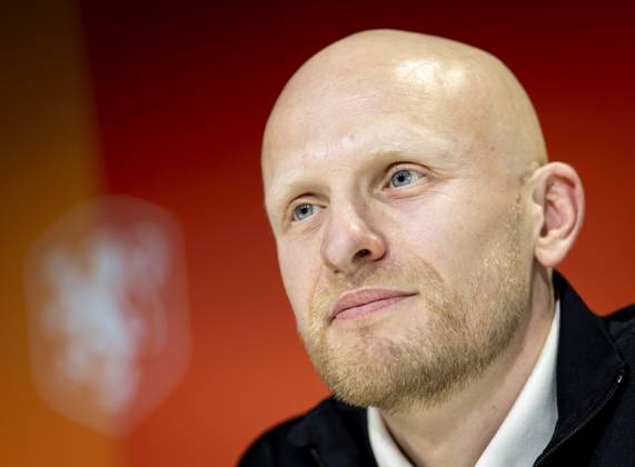 ZEIST - National coach Arjan Veurink during a press conference, PK, Pressekonferenz in preparation for the World Cup qualifiers against France. KOEN VAN WEEL ANP xVIxANPxSportx xxANPxIVx 555279297 originalFilename: 555279297