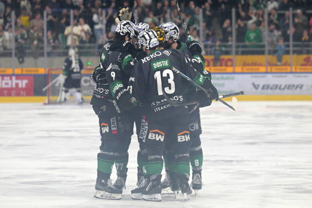 Tor,Torjubel zum 2:0 der Bietigheim Steelers durch das Tor von Arne Uplegger (Bietigheim Steelers, 77) Bietigheim Steelers vs. EC Kassel Huskies, Eishockey, DEL 2, PlayOff Spiel 4, Saison 2025 2026, 08.04.2026 Bietigheim Steelers vs. EC Kassel Huskies, Eishockey, DEL 2, PlayOff Spiel 4, Saison 2025 2026, 08.04.2026 Bietigheim Copyright: xEibner-Pressefotox EP_TBR