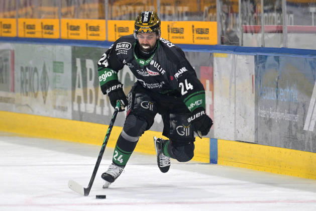 Cole Fonstad (Bietigheim Steelers, 24) am Puck Bietigheim Steelers vs. EC Kassel Huskies, Eishockey, DEL 2, PlayOff Spiel 4, Saison 2025 2026, 08.04.2026 Bietigheim Steelers vs. EC Kassel Huskies, Eishockey, DEL 2, PlayOff Spiel 4, Saison 2025 2026, 08.04.2026 Bietigheim Copyright: xEibner-Pressefotox EP_TBR