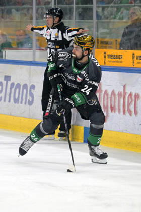 Cole Fonstad (Bietigheim Steelers, 24) am Puck Bietigheim Steelers vs. EC Kassel Huskies, Eishockey, DEL 2, PlayOff Spiel 4, Saison 2025 2026, 08.04.2026 Bietigheim Steelers vs. EC Kassel Huskies, Eishockey, DEL 2, PlayOff Spiel 4, Saison 2025 2026, 08.04.2026 Bietigheim Copyright: xEibner-Pressefotox EP_TBR