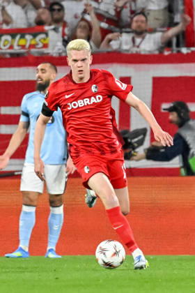 Matthias Ginter (SC Freiburg, 28) mit Ball. GER, SC Freiburg - Celta Vigo, Fussball, Europa League, Viertelfinale, Saison 2025 2026, 09.04.2026 GER, SC Freiburg - Celta Vigo, Fussball, Europa League, Viertelfinale, Saison 2025 2026, 09.04.2026 Freiburg Copyright: xEibner-Pressefoto ThomasxHessx EP_THS