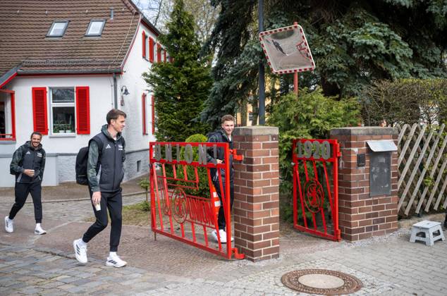 Fußball, Herren, Saison 2025 2026, 1. Bundesliga, 1. FC Union Berlin, Busabfahrt, v. l. Christopher Trimmel (1. FC Union), Janik Haberer (1. FC Union Berlin), Linus Güther (1. FC Union), 10.04. 2026, Copyright: xMatthiasxKochx