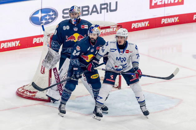 Ryan Murphy (EHC Red Bull Muenchen, 24) verteidigt gegen Justin Schuetz (Adler Mannheim, 74) vor dem Tor von Antoine Bibeau (Torwart, EHC Red Bull Muenchen, 30) GER, EHC Red Bull Muenchen vs. Adler Mannheim, Eishockey, DEL, Playoffs, Halbfinale Spiel 2, Saison 2025 2026, 10.04.2026. GER, EHC Red Bull Muenchen vs. Adler Mannheim, Eishockey, DEL, Playoffs, Halbfinale Spiel 2, Saison 2025 2026, 10.04.2026. Muenchen Copyright: xEibner-Pressefoto FranzxFeinerx EP_HFR