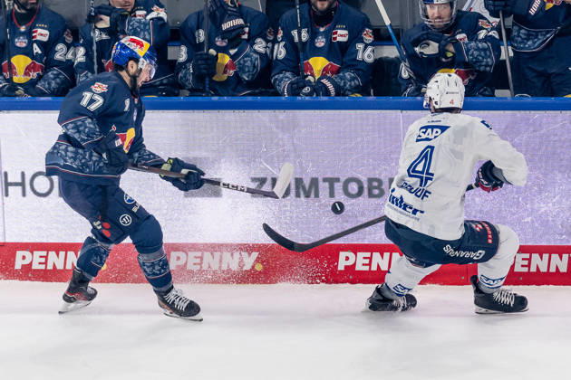 Kampf um den Puck Zweikampf zwischen Taro Hirose (EHC Red Bull Muenchen, 17) und Dan Renouf (Adler Mannheim, 4) GER, EHC Red Bull Muenchen vs. Adler Mannheim, Eishockey, DEL, Playoffs, Halbfinale Spiel 2, Saison 2025 2026, 10.04.2026. GER, EHC Red Bull Muenchen vs. Adler Mannheim, Eishockey, DEL, Playoffs, Halbfinale Spiel 2, Saison 2025 2026, 10.04.2026. Muenchen Copyright: xEibner-Pressefoto FranzxFeinerx EP_HFR