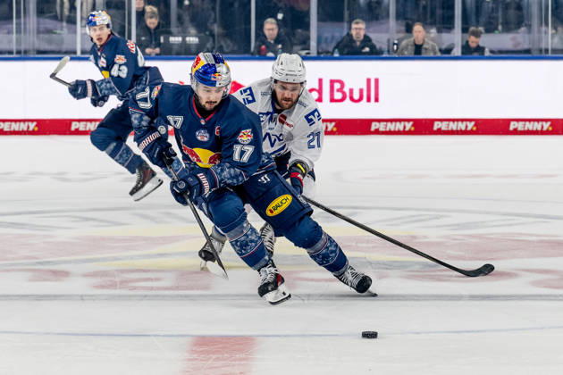 Kampf um den Puck Zweikampf zwischen Taro Hirose (EHC Red Bull Muenchen, 17) und Kris Bennett (Adler Mannheim, 21) GER, EHC Red Bull Muenchen vs. Adler Mannheim, Eishockey, DEL, Playoffs, Halbfinale Spiel 2, Saison 2025 2026, 10.04.2026. GER, EHC Red Bull Muenchen vs. Adler Mannheim, Eishockey, DEL, Playoffs, Halbfinale Spiel 2, Saison 2025 2026, 10.04.2026. Muenchen Copyright: xEibner-Pressefoto HeikexFeinerx EP_HFR
