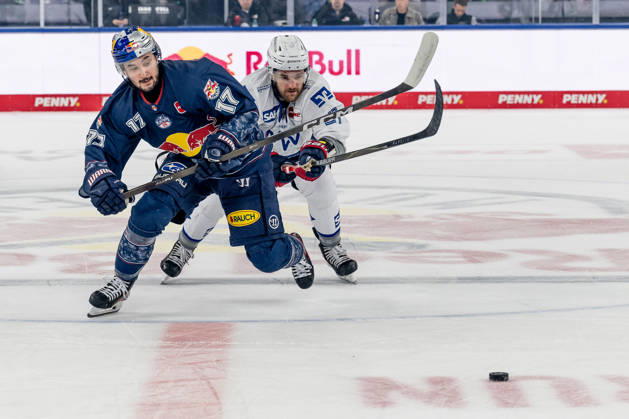 Kampf um den Puck Zweikampf zwischen Taro Hirose (EHC Red Bull Muenchen, 17) und Kris Bennett (Adler Mannheim, 21) GER, EHC Red Bull Muenchen vs. Adler Mannheim, Eishockey, DEL, Playoffs, Halbfinale Spiel 2, Saison 2025 2026, 10.04.2026. GER, EHC Red Bull Muenchen vs. Adler Mannheim, Eishockey, DEL, Playoffs, Halbfinale Spiel 2, Saison 2025 2026, 10.04.2026. Muenchen Copyright: xEibner-Pressefoto HeikexFeinerx EP_HFR