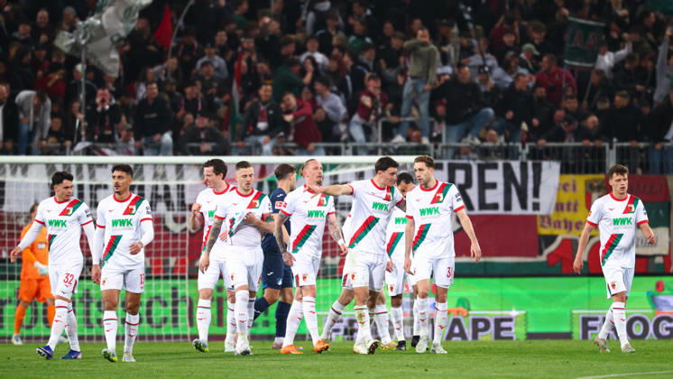 Team (FC Augsburg) Tor zum 2 : 0 beim Spiel zwischen FC Augsburg v TSG 1899 Hoffenheim, Fußball, Herren, Bundesliga, 2025 2026, 29.Spieltag am 10.04.2026 in Augsburg, WWK ARENA. DFL and DFB regulations prohibit any use of photographs as image sequences and or quasi-video. Bayern Deutschland