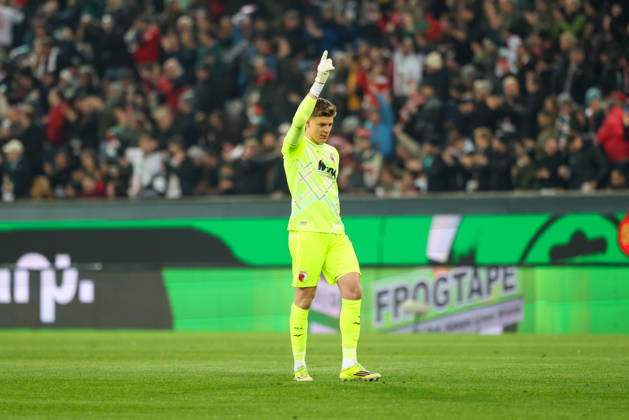 Finn Dahmen (FC Augsburg, 01) bejubelt das Tor zum 1:0, GER, FC Augsburg vs. TSG 1899 Hoffenheim, Fussball, Bundesliga, 29. Spieltag, Saison 2025 2026, 10.04.2026, DFL DFB REGULATIONS PROHIBIT ANY USE OF PHOTOGRAPHS as IMAGE SEQUENCES and or QUASI-VIDEO, GER, FC Augsburg vs. TSG 1899 Hoffenheim, Fussball, Bundesliga, 29. Spieltag, Saison 2025 2026, 10.04.2026 Augsburg Copyright: xEibner-Pressefoto JennixMaulx EP_JML