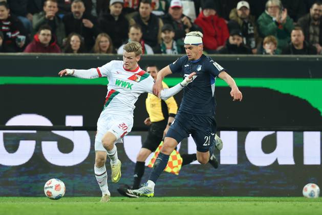 im Zweikampf, Aktion, mit Anton Kade 30 (FC Augsburg), Albian Hajdari 21 (TSG 1899 Hoffenheim), FC Augsburg vs. TSG 1899 Hoffenheim, Fussball, 1. Bundesliga, 29. Spieltag, 10.04.2026 DFB regulations prohibit any use of photographs as image sequences and or quasi-video Augsburg Bayern Deutschland