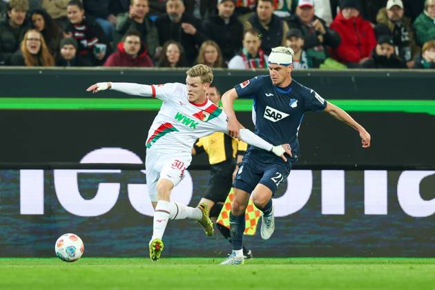 im Zweikampf, Aktion, mit Anton Kade 30 (FC Augsburg), Albian Hajdari 21 (TSG 1899 Hoffenheim), FC Augsburg vs. TSG 1899 Hoffenheim, Fussball, 1. Bundesliga, 29. Spieltag, 10.04.2026 DFB regulations prohibit any use of photographs as image sequences and or quasi-video Augsburg Bayern Deutschland