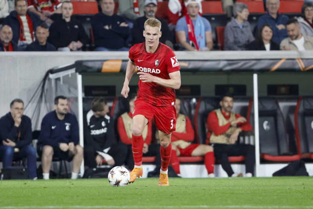 Philipp Lienhart (SC Freiburg, 03) am Ball , Deutschland, Fussball, UEFA Europa League, Viertelfinale, 2025 2026, SC Freiburg vs. Celta Vigo, 09.04.2026, Freiburg im Breisgau Europa-Park Stadion (Stadion am Deutschland Copyright: xGrantxHubbsx