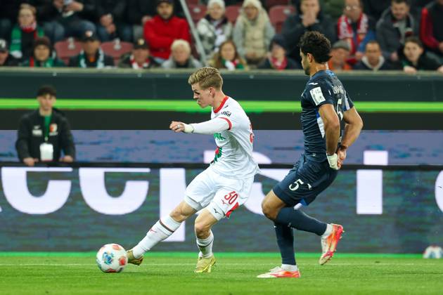 im Zweikampf, Aktion, mit Anton Kade 30 (FC Augsburg), Ozan Kabak 5 (TSG 1899 Hoffenheim), FC Augsburg vs. TSG 1899 Hoffenheim, Fussball, 1. Bundesliga, 29. Spieltag, 10.04.2026 DFB regulations prohibit any use of photographs as image sequences and or quasi-video Augsburg Bayern Deutschland