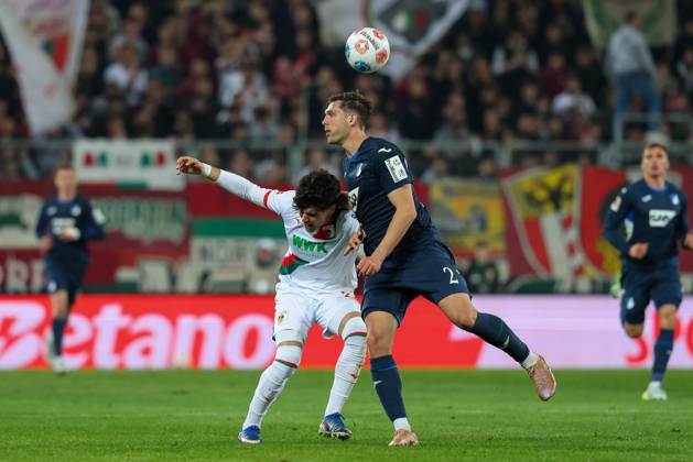 im Zweikampf, Aktion, mit Rodrigo Ribeiro 21 (FC Augsburg), Robin Hranac 2 (TSG 1899 Hoffenheim), FC Augsburg vs. TSG 1899 Hoffenheim, Fussball, 1. Bundesliga, 29. Spieltag, 10.04.2026 DFB regulations prohibit any use of photographs as image sequences and or quasi-video Augsburg Bayern Deutschland