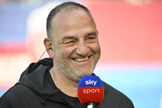 vor Spielbeginn: Trainer Coach Frank Schmidt 1. FC Heidenheim 1846 FCH Portrait im Interview Mikrofon Mikro Logo SKY 1. FC Heidenheim 1846 FCH vs 1. FC Union Berlin FCU 11.04.2026 DFL REGULATIONS PROHIBIT ANY USE OF PHOTOGRAPHS AS IMAGE SEQUENCES AND OR QUASI-VIDEO 1. FC Heidenheim 1846 FCH vs 1. FC Union Berlin FCU