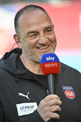 vor Spielbeginn: Trainer Coach Frank Schmidt 1. FC Heidenheim 1846 FCH Portrait im Interview Mikrofon Mikro Logo SKY 1. FC Heidenheim 1846 FCH vs 1. FC Union Berlin FCU 11.04.2026 DFL REGULATIONS PROHIBIT ANY USE OF PHOTOGRAPHS AS IMAGE SEQUENCES AND OR QUASI-VIDEO 1. FC Heidenheim 1846 FCH vs 1. FC Union Berlin FCU