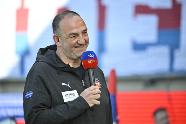vor Spielbeginn: Trainer Coach Frank Schmidt 1. FC Heidenheim 1846 FCH Portrait im Interview Mikrofon Mikro Logo SKY 1. FC Heidenheim 1846 FCH vs 1. FC Union Berlin FCU 11.04.2026 DFL REGULATIONS PROHIBIT ANY USE OF PHOTOGRAPHS AS IMAGE SEQUENCES AND OR QUASI-VIDEO 1. FC Heidenheim 1846 FCH vs 1. FC Union Berlin FCU