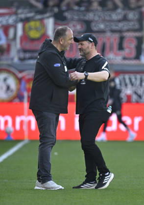 vor Spielbeginn: Trainer Coach Frank Schmidt 1. FC Heidenheim 1846 FCH Trainer Coach Steffen Baumgart 1. FC Union Berlin FCU Begruessung shake hands Gestik Geste 1. FC Heidenheim 1846 FCH vs 1. FC Union Berlin FCU 11.04.2026 DFL REGULATIONS PROHIBIT ANY USE OF PHOTOGRAPHS AS IMAGE SEQUENCES AND OR QUASI-VIDEO 1. FC Heidenheim 1846 FCH vs 1. FC Union Berlin FCU