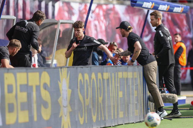 11.04.2026, xtgx, Fussball 1. Bundesliga, RB Leipzig - Borussia Mönchengladbach emspor, v.l. Lukas Ullrich (Gladbach, 26) Auswechslung, Wechsel (DFL DFB REGULATIONS PROHIBIT ANY USE OF PHOTOGRAPHS as IMAGE SEQUENCES and or QUASI-VIDEO) Leipzig