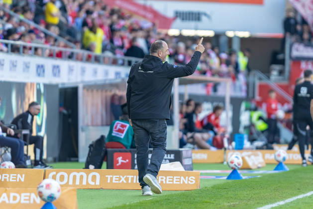 Frank Schmidt (FC Heidenheim, Chef-Trainer) freut sich Finger in die Hoehe Emotionen Gestik, GER, 1.FC Heidenheim vs. 1.FC Union Berlin, Fussball, Bundesliga, 29. Spieltag, Spielzeit 2025 2026, 11.04.2026, DFL DFB REGULATIONS PROHIBIT ANY USE OF PHOTOGRAPHS AS IMAGE SEQUENCES AND OR QUASI-VIDEO, GER, 1.FC Heidenheim vs. 1.FC Union Berlin, Fussball, Bundesliga, 29. Spieltag, Spielzeit 2025 2026, 11.04.2026 Heidenheim Copyright: xEibner-Pressefoto JanixPlessx EP_JPL