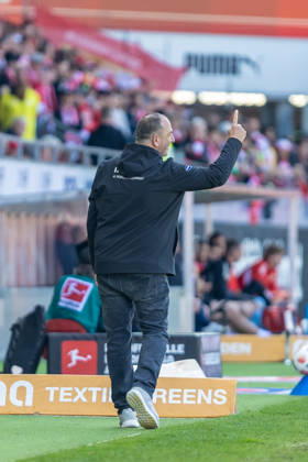 Frank Schmidt (FC Heidenheim, Chef-Trainer) freut sich Finger in die Hoehe Emotionen Gestik, GER, 1.FC Heidenheim vs. 1.FC Union Berlin, Fussball, Bundesliga, 29. Spieltag, Spielzeit 2025 2026, 11.04.2026, DFL DFB REGULATIONS PROHIBIT ANY USE OF PHOTOGRAPHS AS IMAGE SEQUENCES AND OR QUASI-VIDEO, GER, 1.FC Heidenheim vs. 1.FC Union Berlin, Fussball, Bundesliga, 29. Spieltag, Spielzeit 2025 2026, 11.04.2026 Heidenheim Copyright: xEibner-Pressefoto JanixPlessx EP_JPL