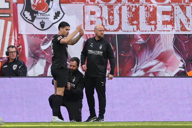 11.04.2026, xtgx, Fussball 1. Bundesliga, RB Leipzig - Borussia Mönchengladbach emspor, v.l. Kevin Diks (Gladbach, 4) verletzt, Verletzung, injury, injured (DFL DFB REGULATIONS PROHIBIT ANY USE OF PHOTOGRAPHS as IMAGE SEQUENCES and or QUASI-VIDEO) Leipzig