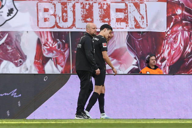 11.04.2026, xtgx, Fussball 1. Bundesliga, RB Leipzig - Borussia Mönchengladbach emspor, v.l. Kevin Diks (Gladbach, 4) verletzt, Verletzung, injury, injured (DFL DFB REGULATIONS PROHIBIT ANY USE OF PHOTOGRAPHS as IMAGE SEQUENCES and or QUASI-VIDEO) Leipzig