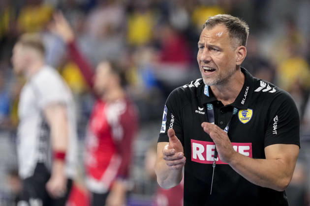 Maik Machulla (Trainer, Cheftrainer, RNL), gibt Anweisungen, gestikuliert, mit den Armen gestikulieren, Einzelbild, Einzelfoto, Aktion, Action, 11.04.2026, Mannheim (Deutschland), Handball, Bundesliga, Rhein-Neckar Löwen - SG Flensburg-Handewitt