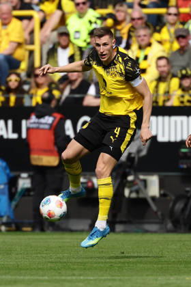 Dortmund, Germany, 11.04.26, Nico Schlotterbeck (Borussia Dortmund) am Ball während des Spiels der 1. Bundesliga zwischen Borussia Dortmund - Bayer 04 Leverkusen im Signal Iduna Park in Dortmund. (Photo by Joachim Bywaletz) DFB DFL REGULATIONS PROHIBIT ANY USE OF PHOTOGRAPHS AS IMAGE SEQUENCES AND OR QUASI-VIDEO. Copyright: JoachimxBywaletz xJB-Sportfoto