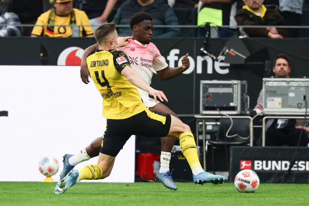 Dortmund, Germany, 11.04.26, Nico Schlotterbeck (Borussia Dortmund) und Ernest Poku (Bayer 04 Leverkusen) während des Spiels der 1. Bundesliga zwischen Borussia Dortmund - Bayer 04 Leverkusen im Signal Iduna Park in Dortmund. (Photo by Joachim Bywaletz) DFB DFL REGULATIONS PROHIBIT ANY USE OF PHOTOGRAPHS AS IMAGE SEQUENCES AND OR QUASI-VIDEO. Copyright: JoachimxBywaletz xJB-Sportfoto