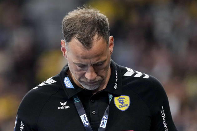 Maik Machulla (Trainer, Cheftrainer, RNL), Einzelbild, Einzelfoto, Aktion, Action, enttäuscht schauend, Enttäuschung, Frustration, disappointed, pessimistisch, 11.04.2026, Mannheim (Deutschland), Handball, Bundesliga, Rhein-Neckar Löwen - SG Flensburg-Handewitt